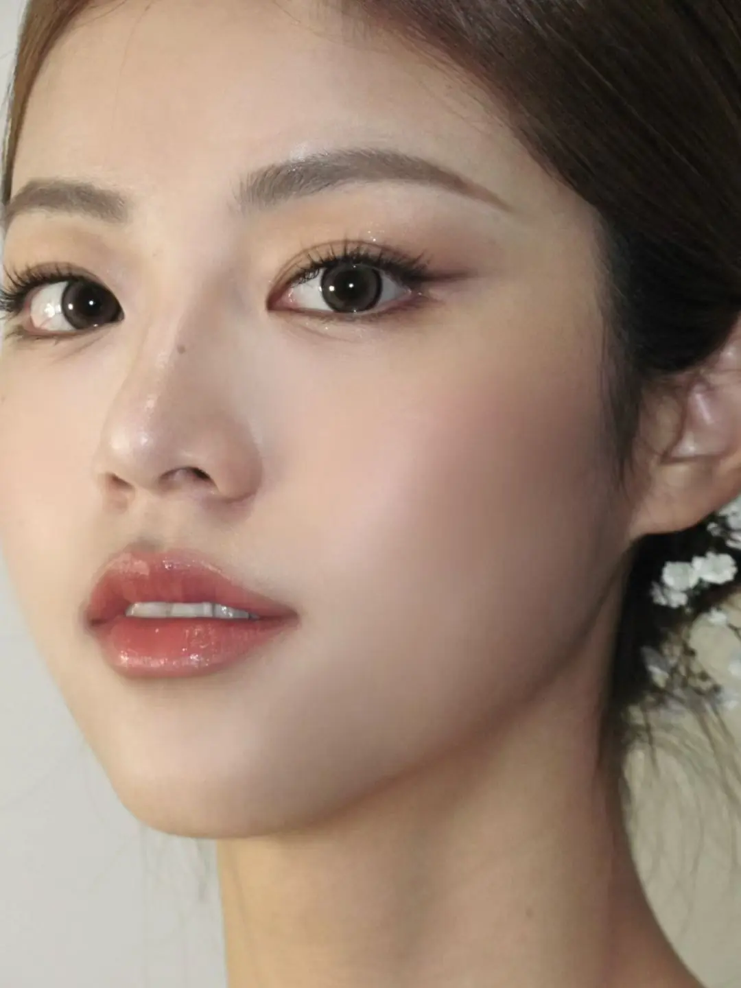 Soft bridal beauty close-up by Angelina