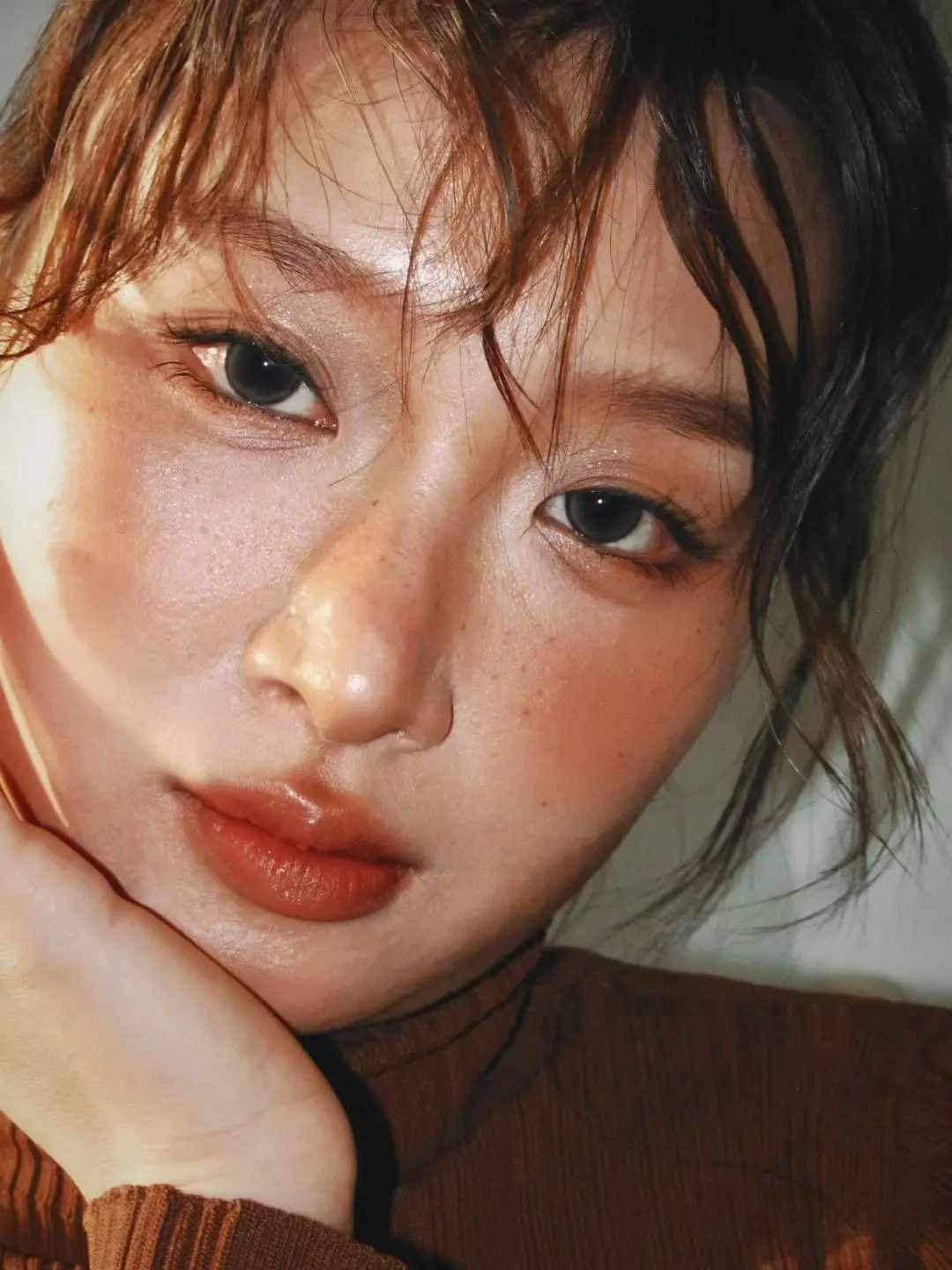 Warm editorial beauty close-up by Angelina