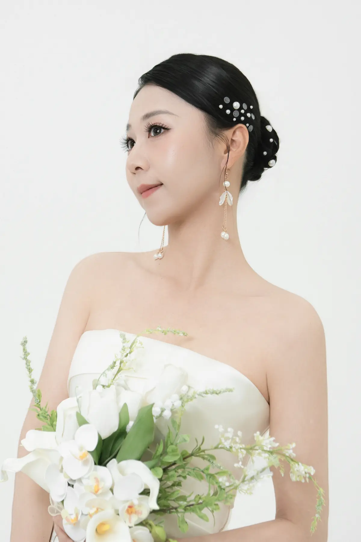 Clean bridal beauty portrait by Elaine