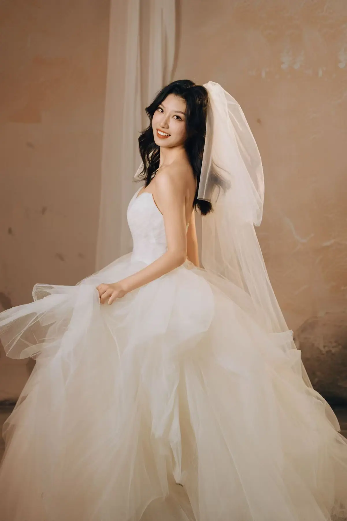 Bride in a full tulle gown by Giselle