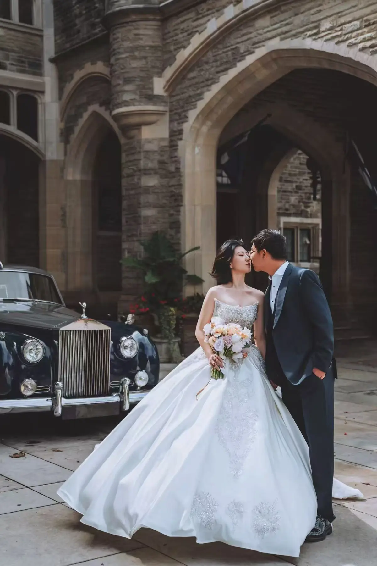 Wedding portrait beside a vintage car