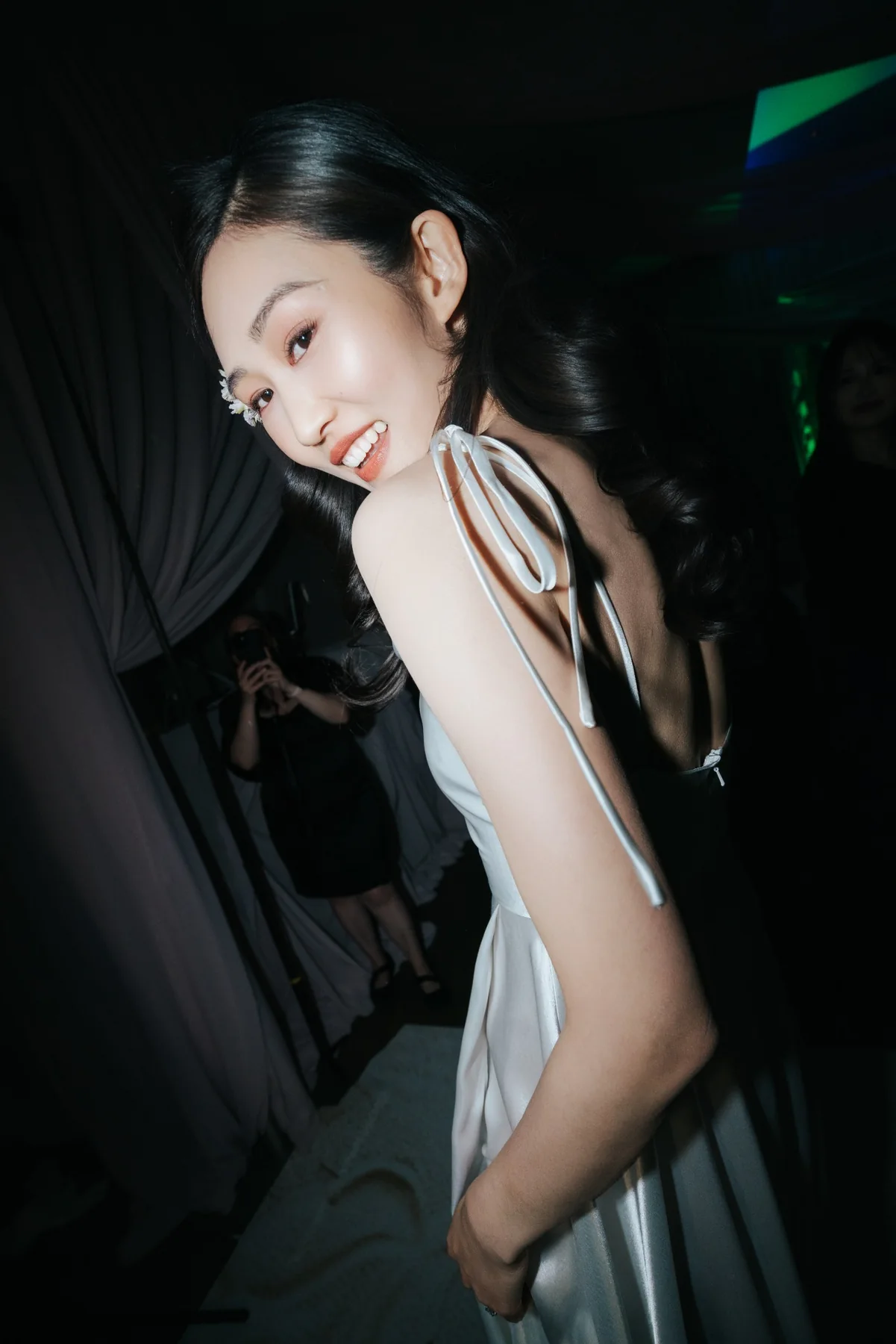 Editorial evening beauty in a black setting